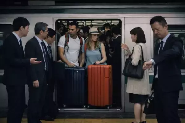 「満員電車で通路を塞ぐ「大型キャリーケース」や、一歩も動かない「ベビーカー」にモヤッ。乗客約7割が回答した車内マナー迷惑1位の本音も」の画像