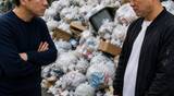 「「外国人向けの民泊」利用者の“ゴミ放置”に住民激怒…警察を呼んで発覚した“衝撃の事実”」の画像1