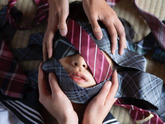 「今でも女子たちが怖い」写真家・青山裕企が20年間“制服少女を撮り続ける”理由。コンプレックスは乗り越えるものではない