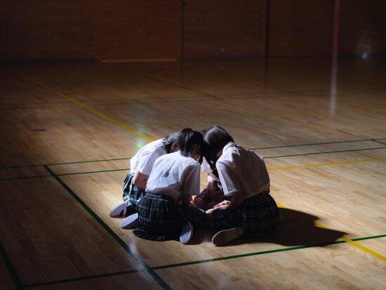 「今でも女子たちが怖い」写真家・青山裕企が20年間“制服少女を撮り続ける”理由。コンプレックスは乗り越えるものではない