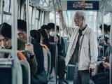 「「年寄りが立ってるのが見えねぇのか！」バス車内で叫ぶ高齢男性を黙らせた乗客の一言。「座らないままバスを降りて行きました」」の画像1