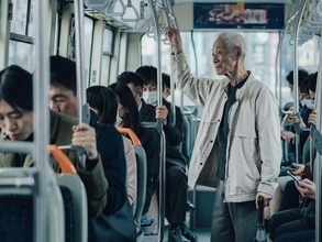 「年寄りが立ってるのが見えねぇのか！」バス車内で叫ぶ高齢男性を黙らせた乗客の一言。「座らないままバスを降りて行きました」