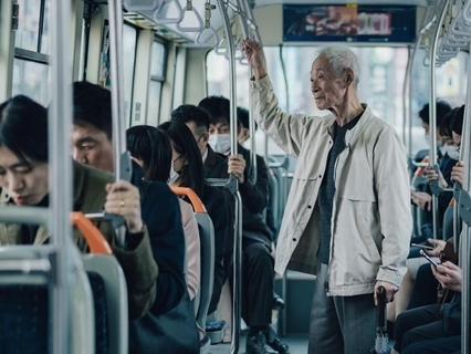 「年寄りが立ってるのが見えねぇのか！」バス車内で叫ぶ高齢男性を黙らせた乗客の一言。「座らないままバスを降りて行きました」