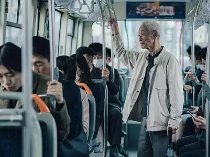 「年寄りが立ってるのが見えねぇのか！」バス車内で叫ぶ高齢男性を黙らせた乗客の一言。「座らないままバスを降りて行きました」