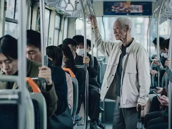 「年寄りが立ってるのが見えねぇのか！」バス車内で叫ぶ高齢男性を黙らせた乗客の一言。「座らないままバスを降りて行きました」