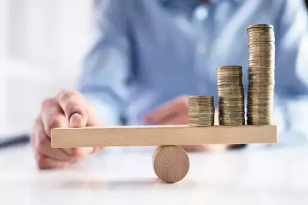 平凡なサラリーマンが「資産10億円」を築いた不動産投資の鉄則。時間の“次元”を増やす資産形成術とは