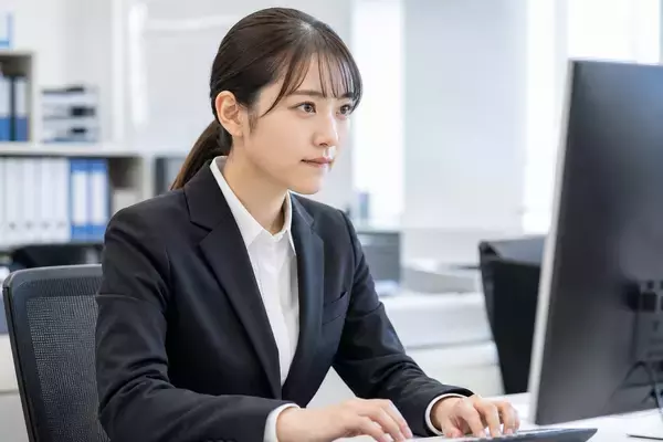 「入社3か月で辞めた新入社員、退職の挨拶に持参したのは“菓子折り”ではなく…／新卒の“3年以内3割”は本当か。厚労省データから早期離職の実態を調べてみた」の画像