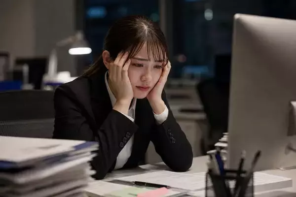 「入社3か月で辞めた新入社員、退職の挨拶に持参したのは“菓子折り”ではなく…／新卒の“3年以内3割”は本当か。厚労省データから早期離職の実態を調べてみた」の画像