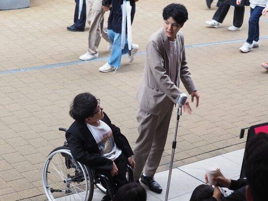 「指定難病で車椅子生活の男性」が芸人になった意外なワケ。自虐ネタで「お客さんが引いてしまう」経験から得た学び