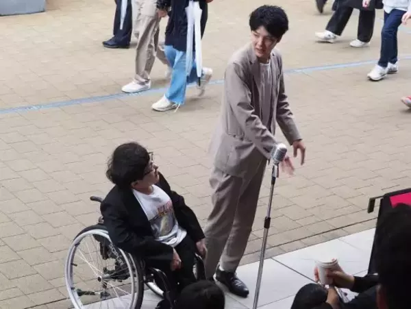 「異色の“車いす漫才コンビ”が語る「笑っていい空気」の作り方。“配慮”を笑いの武器にするまで」の画像