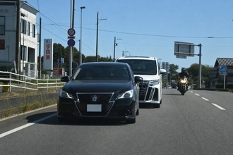 あおり運転をした作業服の若者が返り討ちに。「腰を90度に曲げて謝罪」するまで…警察白書より「取消処分者講習」驚きの年間受講者数も