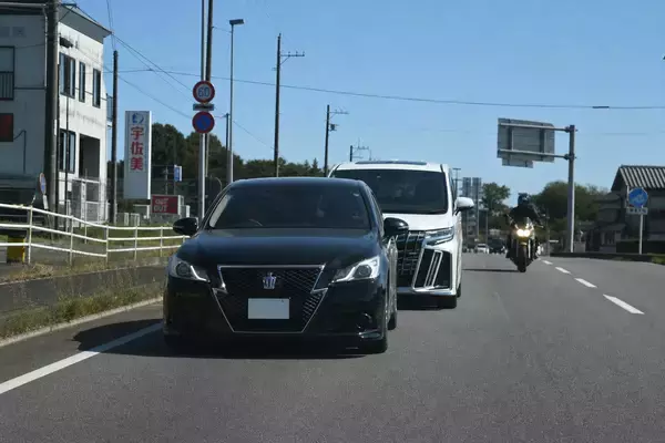 あおり運転をした作業服の若者が返り討ちに。「腰を90度に曲げて謝罪」するまで…警察白書より「取消処分者講習」驚きの年間受講者数も
