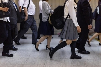 女子高生ばかり狙う悪質な「ぶつかりおじさん」に天罰が…同級生たちの“奇策”で警察に捕まるまで