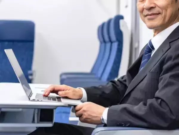 「新幹線で「成人向け動画を見る」中年男性。「子どもがいるので止めてください」と注意したら…返ってきた“驚きの一言”」の画像