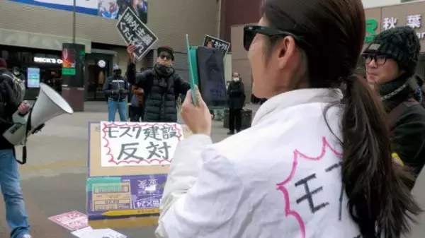 「“三浦春馬さん他殺説”を唱える陰謀論者が反イスラム排外運動。「ティッシュが逃げたぞ～」現場は前代未聞の逃走劇に」の画像