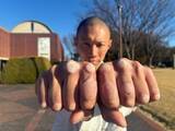 「“最強の拳”は意外とぷにぷに…拳を毎日アスファルトに叩きつける34歳男の素顔「仕事で会う人全員に(拳を)二度見される」」の画像1
