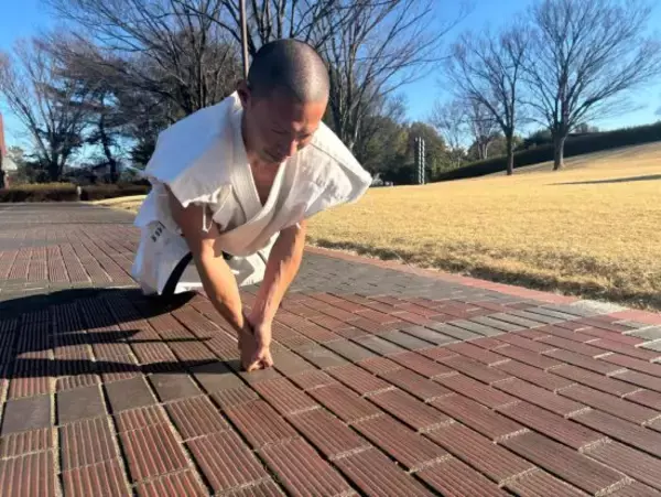 「“最強の拳”は意外とぷにぷに…拳を毎日アスファルトに叩きつける34歳男の素顔「仕事で会う人全員に(拳を)二度見される」」の画像