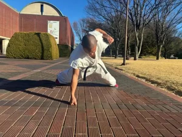 「“最強の拳”は意外とぷにぷに…拳を毎日アスファルトに叩きつける34歳男の素顔「仕事で会う人全員に(拳を)二度見される」」の画像