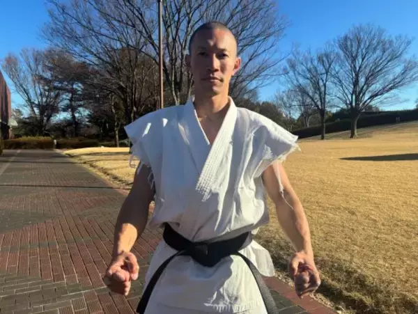 「“最強の拳”は意外とぷにぷに…拳を毎日アスファルトに叩きつける34歳男の素顔「仕事で会う人全員に(拳を)二度見される」」の画像