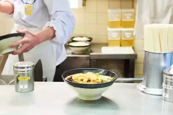 「舌打ちをこらえるのに必死」“駅そば店員”が頭を悩ませる迷惑客。券売機に行列をつくるサラリーマンには「後ろ見て」――週末ベスト・セレクション