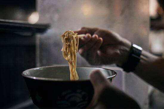 「舌打ちをこらえるのに必死」“駅そば店員”が頭を悩ませる迷惑客。券売機に行列をつくるサラリーマンには「後ろ見て」――週末ベスト・セレクション