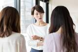 「「バカなの！？」女性上司の怒鳴り声が響く生保の日常。傍から見ればいじめの現場だが…“被害者”が泣き寝入りを強いられるワケ」の画像1