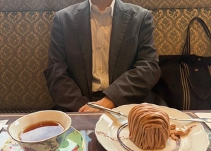 IQ190で男子御三家→旧帝大卒のエリート経営者(57歳)がなぜセクシー男優に？「通知表は2だらけ」だった驚きの少年時代