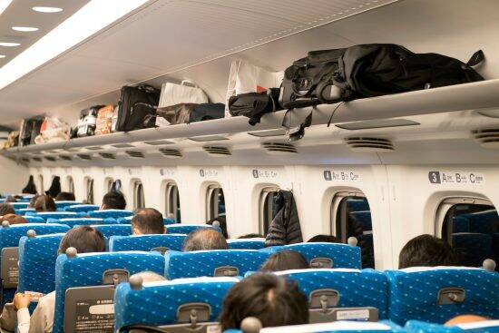 新幹線で“大音量でゲームを実況する息子”と注意しない母親に訪れた「最悪」な末路