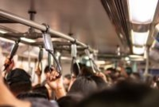 頼むから動いて！電車のドア前から動かない「ドア地蔵」のせいで車内はカオス状態に…