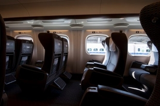 席は空いているのに…新幹線で「ただ女性の横に立ち続ける」不審な男性に、スーツ姿のサラリーマンが放った“勇気ある一言”