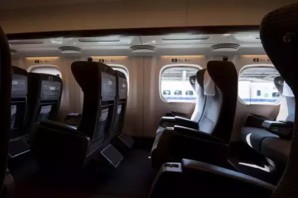 席は空いているのに…新幹線で「ただ女性の横に立ち続ける」不審な男性に、スーツ姿のサラリーマンが放った“勇気ある一言”