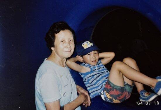 93歳おばあちゃんがSNSで人気。26歳の孫が語る「認知症が進んでも祖母といるのが楽しい」ワケ