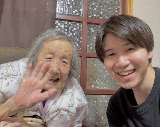 93歳おばあちゃんがSNSで人気。26歳の孫が語る「認知症が進んでも祖母といるのが楽しい」ワケ