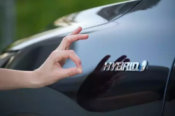 「元ディーラー営業マンが暴露。ガソリン車と比較して「ハイブリッドカーはおすすめしない」ワケ…元を取るのに約16年かかる計算も」の画像