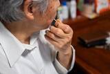 「「紙のメニューを持ってこい！」スマホ注文ができず店員に怒鳴る高齢男性。親切な若者が手を差し伸べた結果…」の画像1