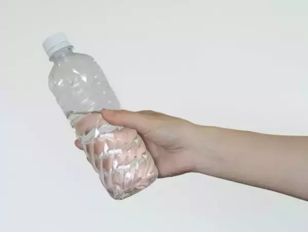 「「もう一度言ってみろ！」帰宅ラッシュ時のバスで夫婦喧嘩に遭遇。突然、額に鋭い痛みが走り…車内は地獄絵図に――大反響セレクション」の画像