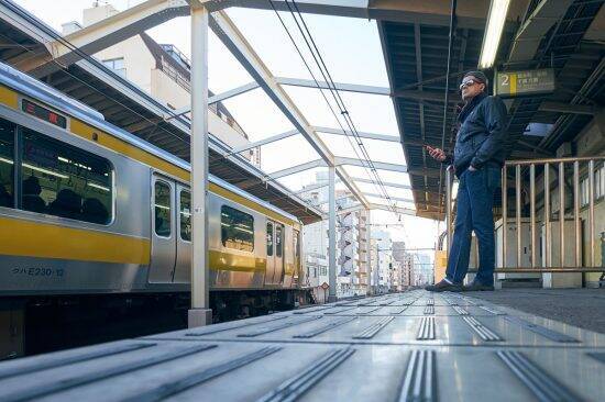 アメリカ人男性が日本の電車に忘れ物をして人生激変。駅員の女性が“のちの妻”になるまで