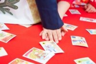 “子ども”という役を押し付けないで！年末年始の食事や旅行にウンザリする子どもたちの本音