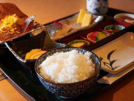 “子ども”という役を押し付けないで！年末年始の食事や旅行にウンザリする子どもたちの本音