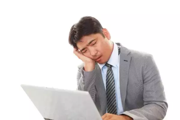 「働かないおじさん」VS「月額3000円のAI」調整力が武器のサラリーマンが直面する、笑えない現実