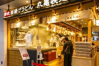 「丸亀製麺」最高益から一転減益…「はなまるうどん」と明暗が分かれたワケ。猛追する「資さんうどん」