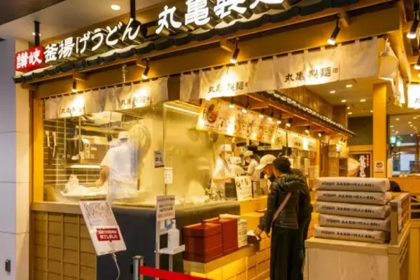 「丸亀製麺」最高益から一転減益…「はなまるうどん」と明暗が分かれたワケ。猛追する「資さんうどん」