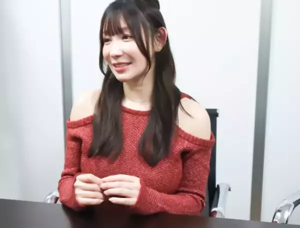 「写真展で“謎の素人美女”として話題に…人気セクシー女優が語る業界のリアル「デビュー前とは印象が真逆」」の画像