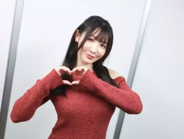 「写真展で“謎の素人美女”として話題に…人気セクシー女優が語る業界のリアル「デビュー前とは印象が真逆」」の画像