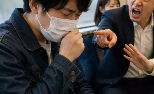 「「座っていいですか？」電車内で高齢男性を無視して舌打ち…荷物で席を占領した女性に訪れた“まさかの結末”」の画像