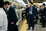 「朝の駅で缶チューハイを飲む“スーツ姿の会社員”たちの心の叫び「ホームのベンチで涙が…」「怠けていたわけではなかった」」の画像1