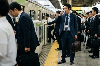 朝の駅で缶チューハイを飲む“スーツ姿の会社員”たちの心の叫び「ホームのベンチで涙が…」「怠けていたわけではなかった」