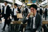 「朝の駅で缶チューハイを飲む“スーツ姿の会社員”たちの心の叫び「ホームのベンチで涙が…」「怠けていたわけではなかった」」の画像2