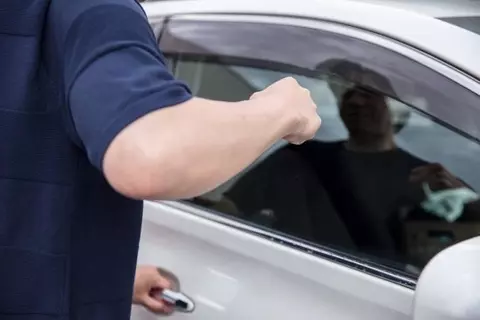 「合流直後にクラクションが…」あおり運転を繰り返した中年男性が「数分後に迎えた“まさかの結末”」