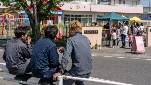 「お前らの敷地じゃねえだろ」幼稚園の隣で路上喫煙する“コワモテの3人組”を追い払った先生の一言 ／全国初の路上喫煙禁止条例、実は“火傷防止”が大きな目的だった